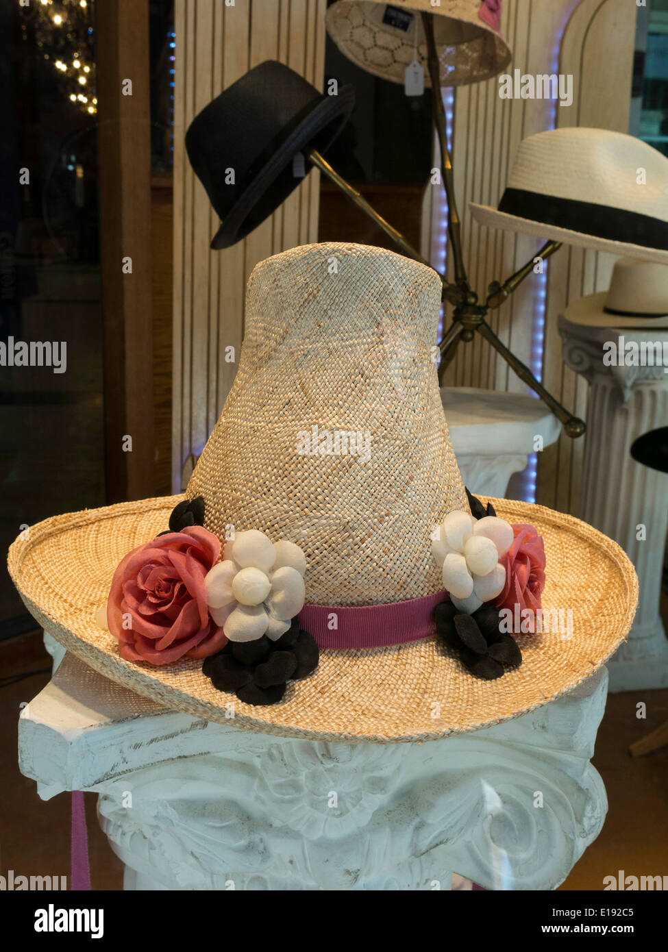 Borsalino Hat Store Window display, NYC Banque D'Images Borsalino Hat Store Window display, NYC Banque D'Images