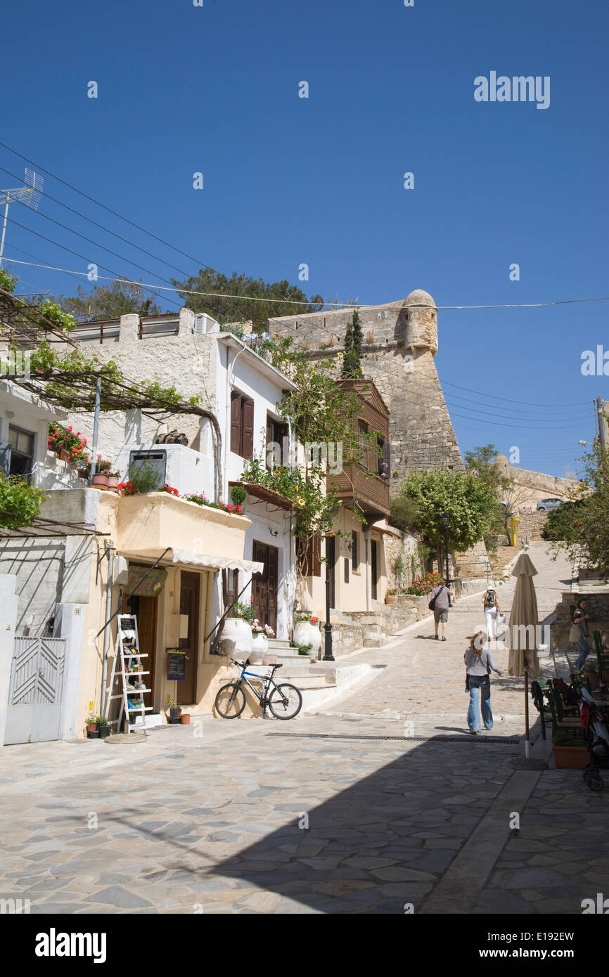 Rue menant à la Fortezza à Rethymno, Crète. Banque D'Images