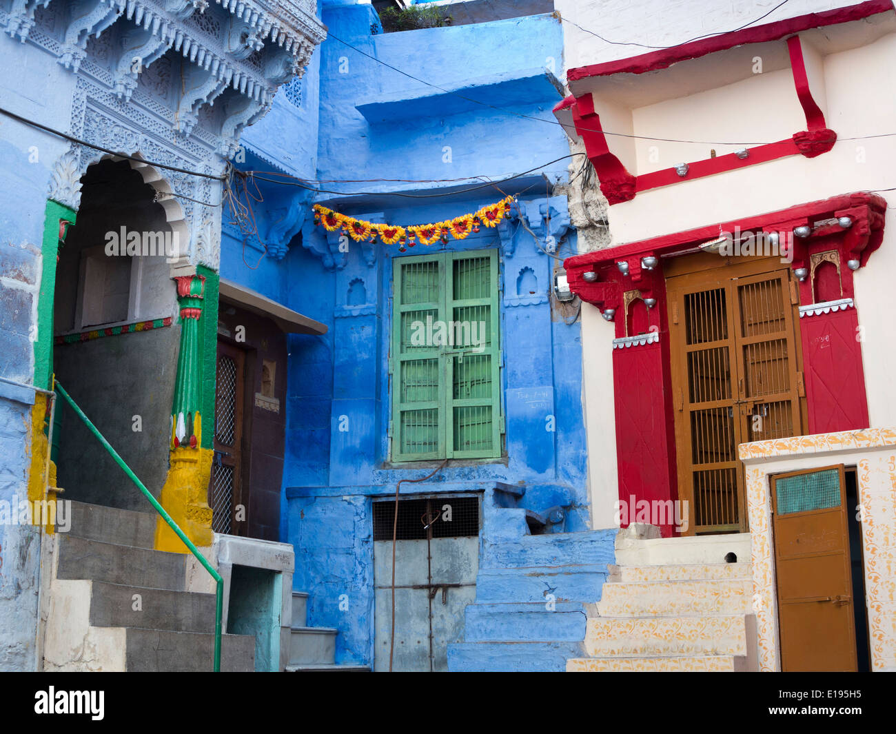 L'Inde, Rajasthan, Jodhpur, portes de maisons urbaines peintes de bleu Banque D'Images