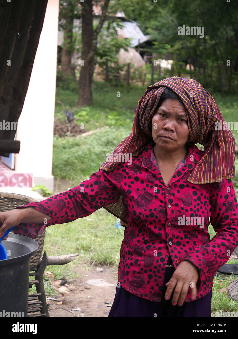 Femme portant robe tête traditionnelle en milieu rural au Cambodge Banque D'Images