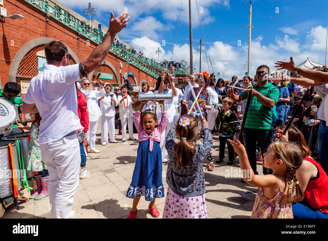 Les enfants dansant au son d'argent à la bande de Samba Le maquereau Fayre, front de mer de Brighton, Sussex, Angleterre Banque D'Images