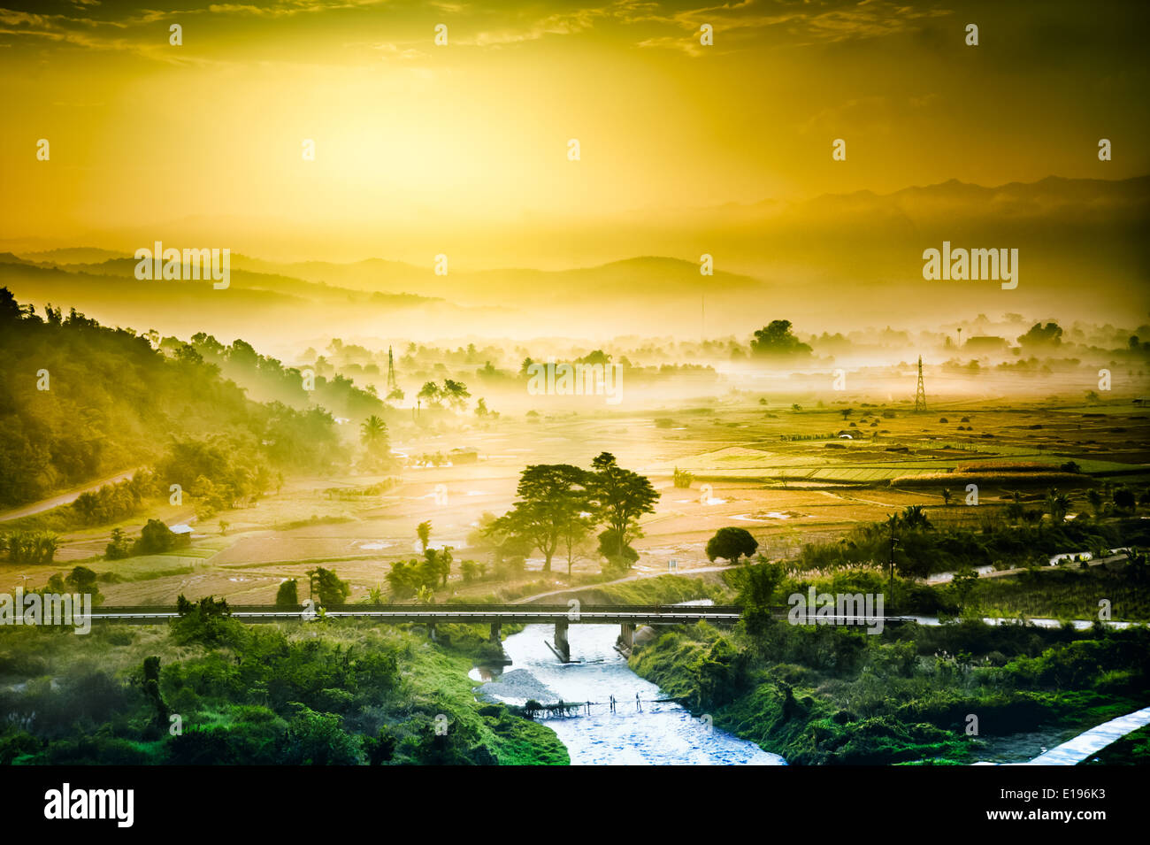Vue du coucher de soleil d'Maesuay barrage, Chiang Rai, Thaïlande Banque D'Images