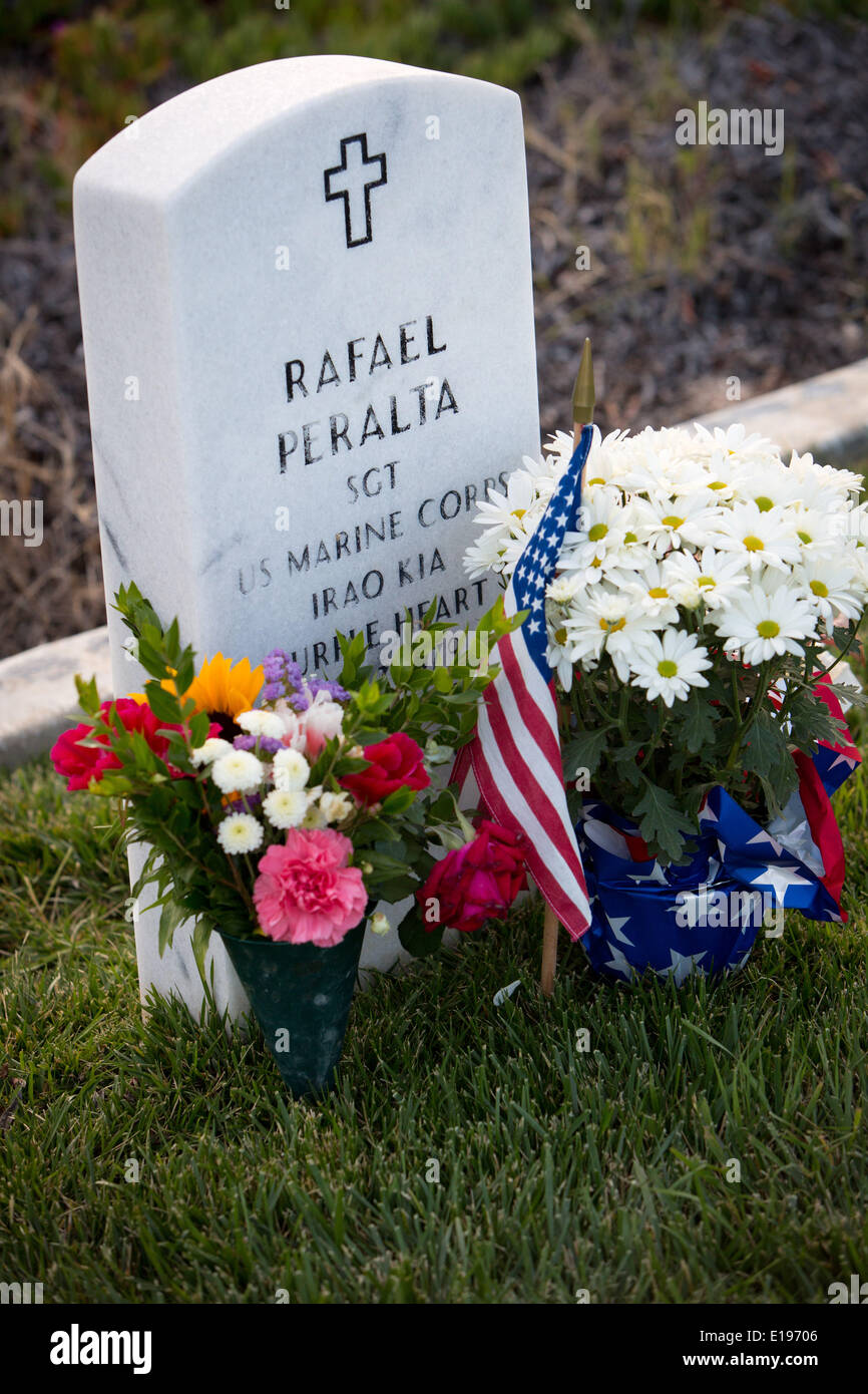Tombe du Sergent Rafael Peralta à Fort Rosecrans National Cemetery, KIA, en novembre 2004, en Iraq, en mai 2014. Il a reçu la Croix de la Navy au lieu de la médaille d'honneur. Banque D'Images