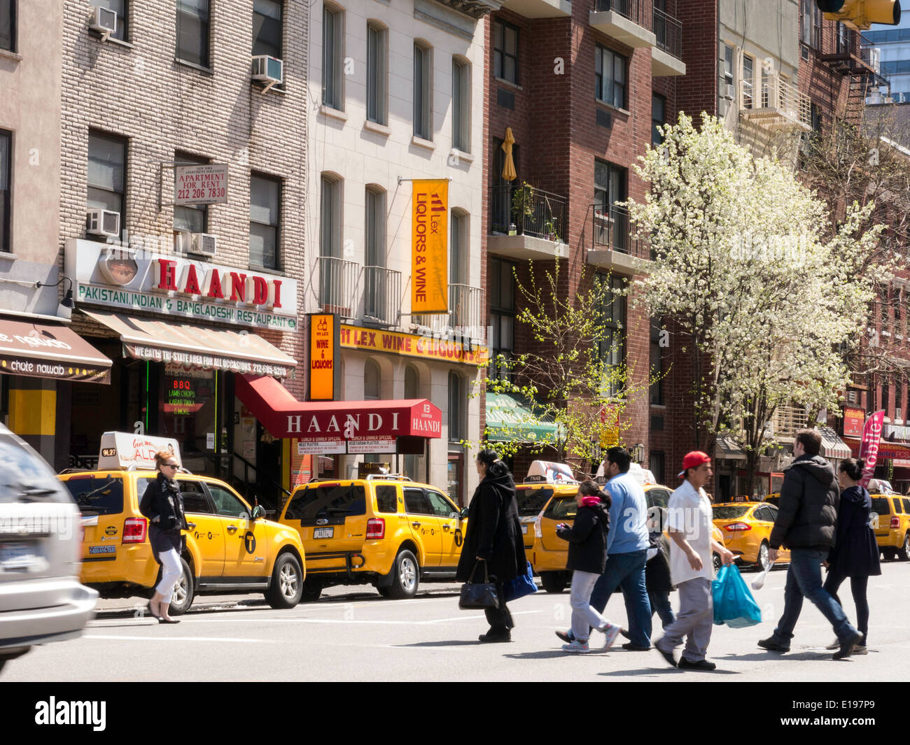 Les taxis et les piétons sur Lexington Avenue ,Shop fronts, les entreprises indiennes, Murray Hill, NEW YORK Banque D'Images