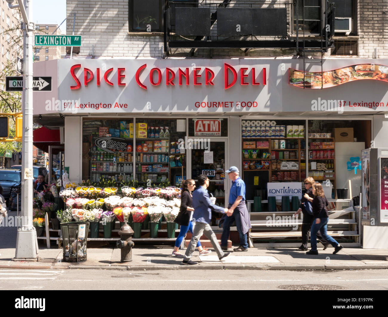 Les piétons en face de Spice Corner Deli sur Lexington Avenue ,Shop fronts, les entreprises indiennes, Murray Hill, NEW YORK Banque D'Images