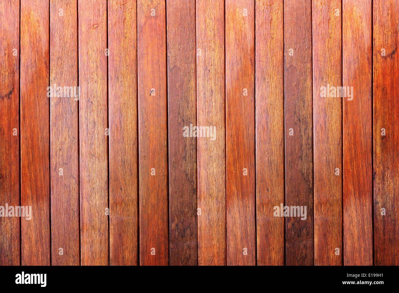 Mur en bois faite avec des planches verticales de scieries Banque D'Images