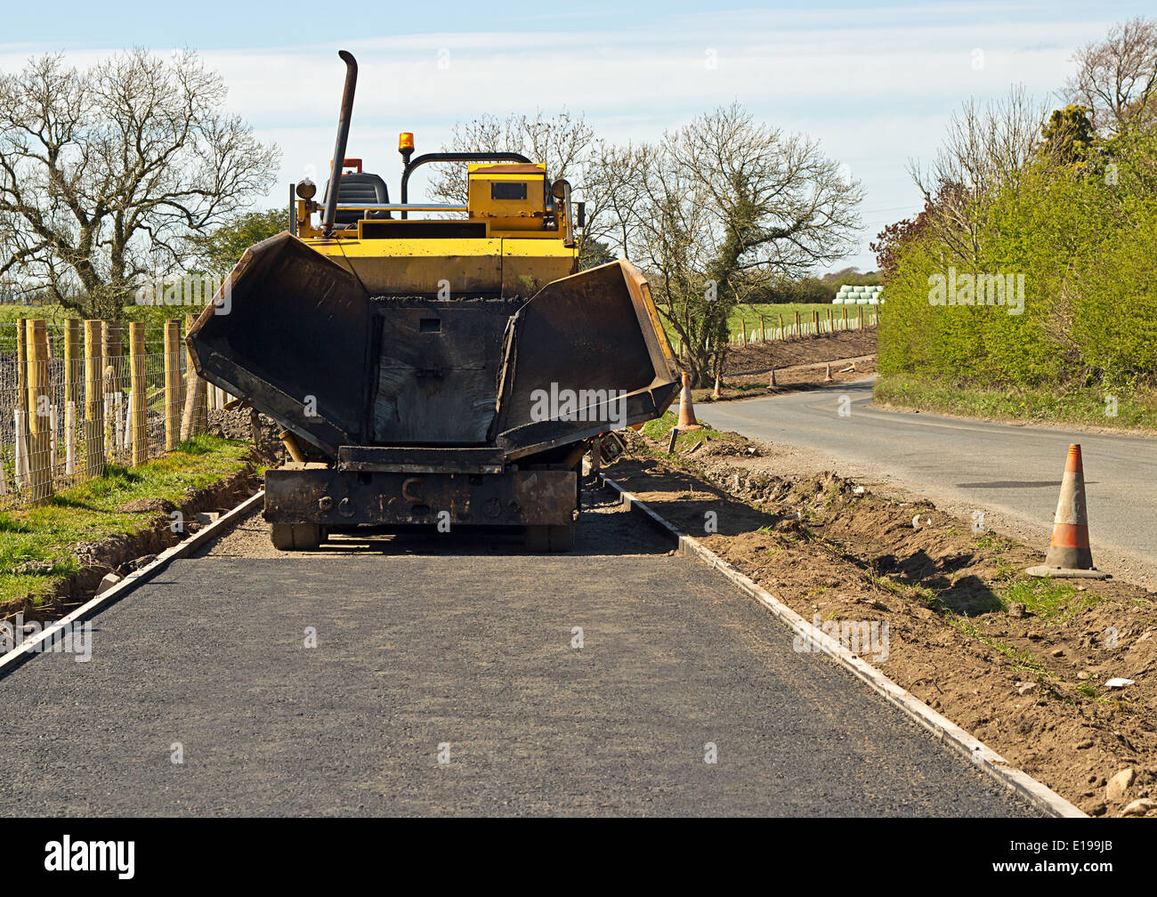 Machines de construction à petite échelle portant un sentier en bordure d'une plus grande sécurité des piétons Banque D'Images