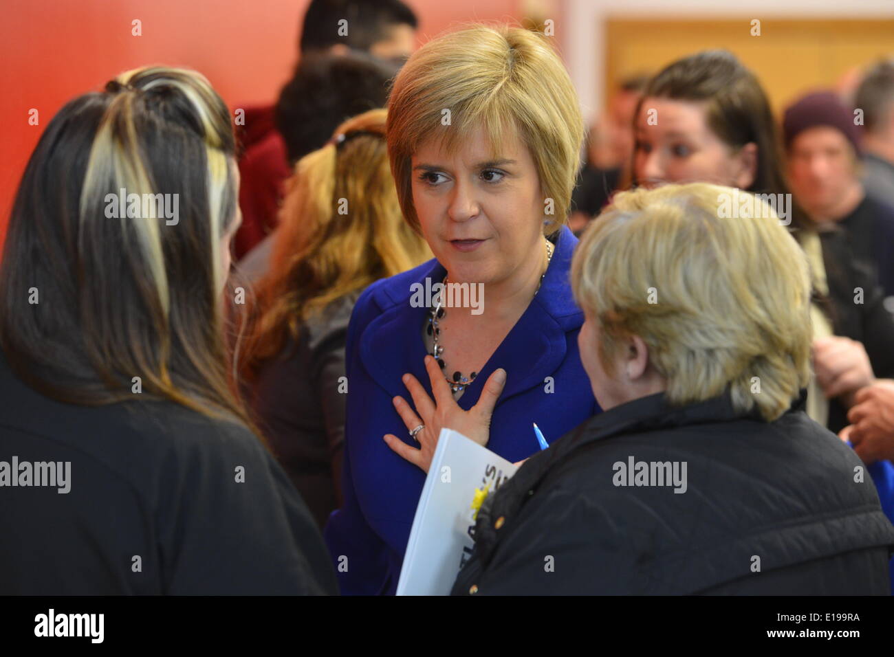 Rutherglen, South Lanarkshire, Écosse, Royaume-Uni. 27 mai 2014. La première ministre du ministère, Nicola Sturgeon, s'entretient avec des femmes après la réunion du Cabinet écossais au Fernhill Community Centre, où des membres du public ont posé des questions le mardi 27 mai 2014 à Rutherglen, dans le Lanarkshire du Sud. La réunion a été l'une des séries qui ont eu lieu après la publication de l'avenir du pays et avant le référendum sur l'indépendance du 18 septembre. © David Gordon/Alamy Live News Banque D'Images