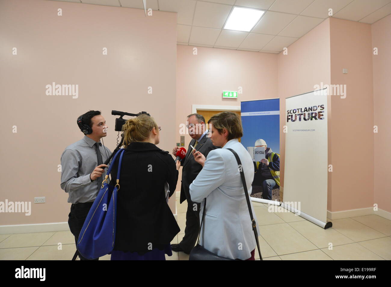 Rutherglen, South Lanarkshire, Écosse, Royaume-Uni. 27 mai 2014. Le premier ministre Alex Salmond entreprend des entrevues à la télévision après que le Cabinet écossais s'est réuni au Fernhill Community Centre et a tenu une réunion où des membres du public ont posé des questions le mardi 27 mai 2014 à Rutherglen, dans le Lanarkshire du Sud. La réunion a été l'une des séries qui ont eu lieu après la publication de l'avenir du pays et avant le référendum sur l'indépendance du 18 septembre. © David Gordon/Alamy Live News Banque D'Images