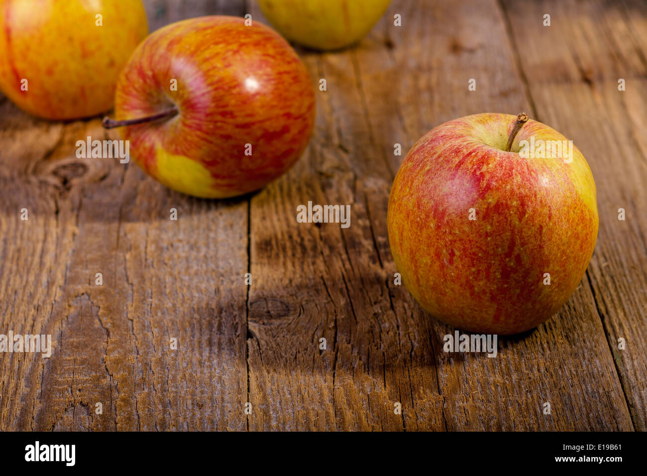 Pommes sur une table en bois. Banque D'Images