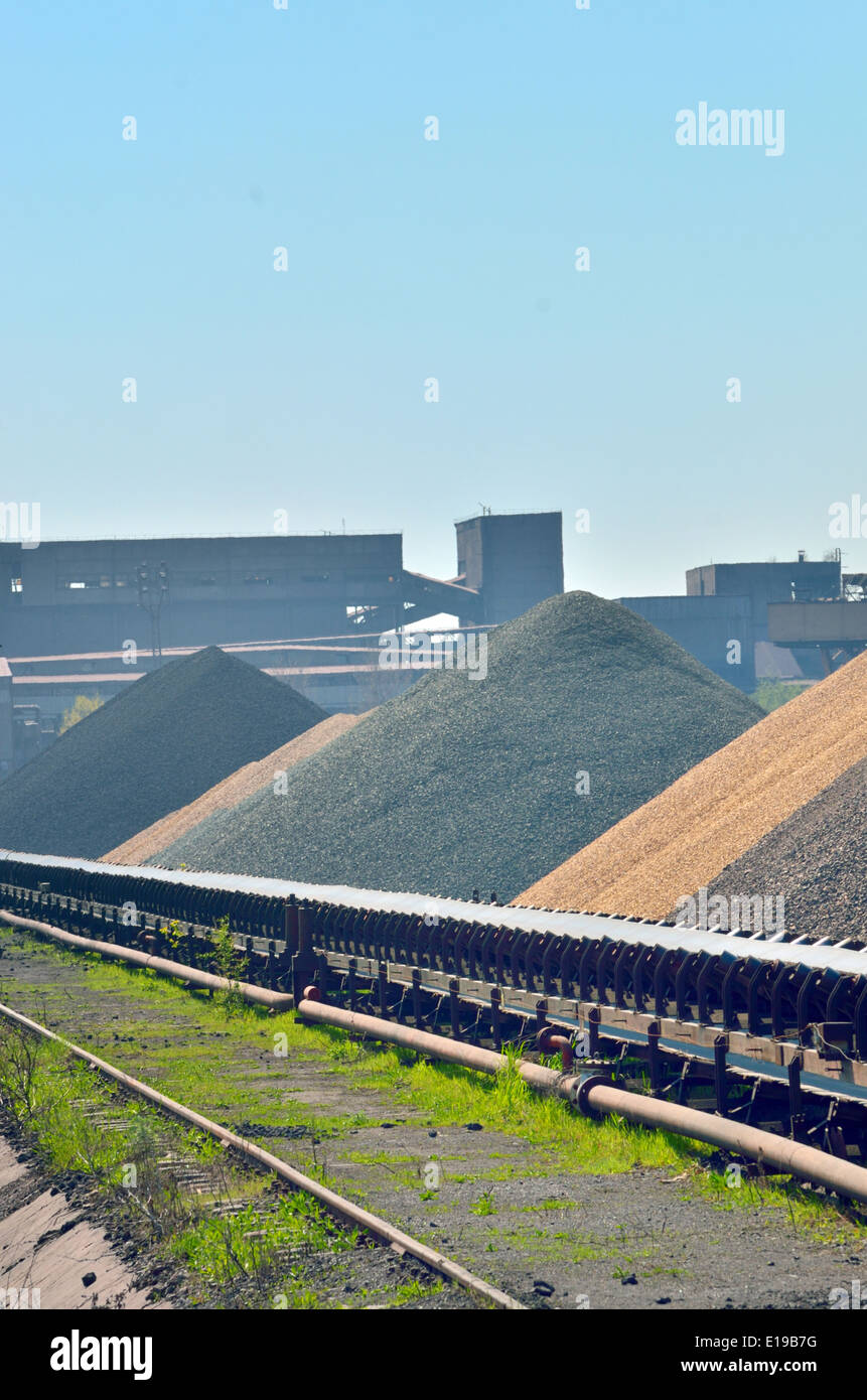 Un énorme tas de charbon de la courroie du convoyeur de chargement du charbon Banque D'Images
