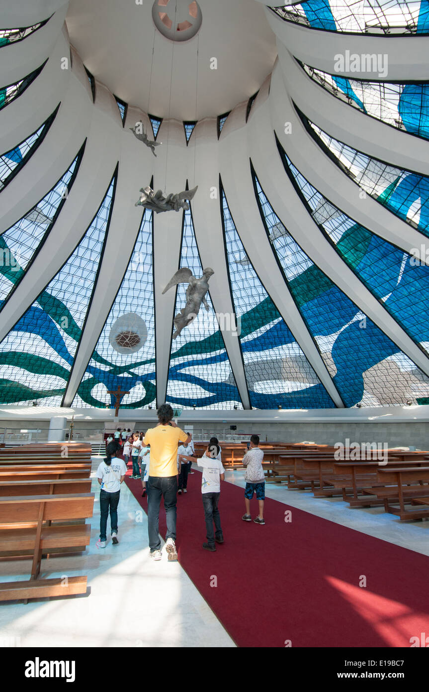 Intérieur de Cathédrale Métropolitaine de Notre Dame Aparecida Brasilia Brésil , conçu par Oscar Niemeyer Banque D'Images