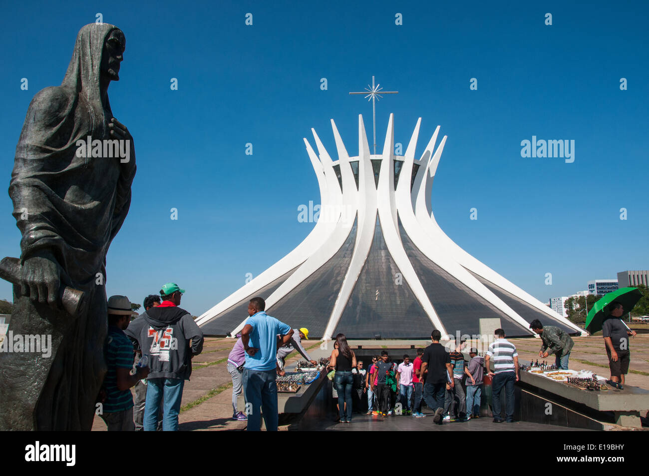 Les vendeurs en face de la cathédrale de Brasilia, Brésil Banque D'Images