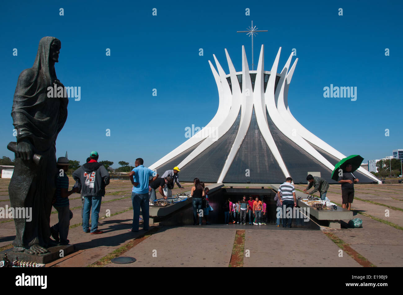 Les vendeurs en face de la cathédrale de Brasilia, Brésil Banque D'Images