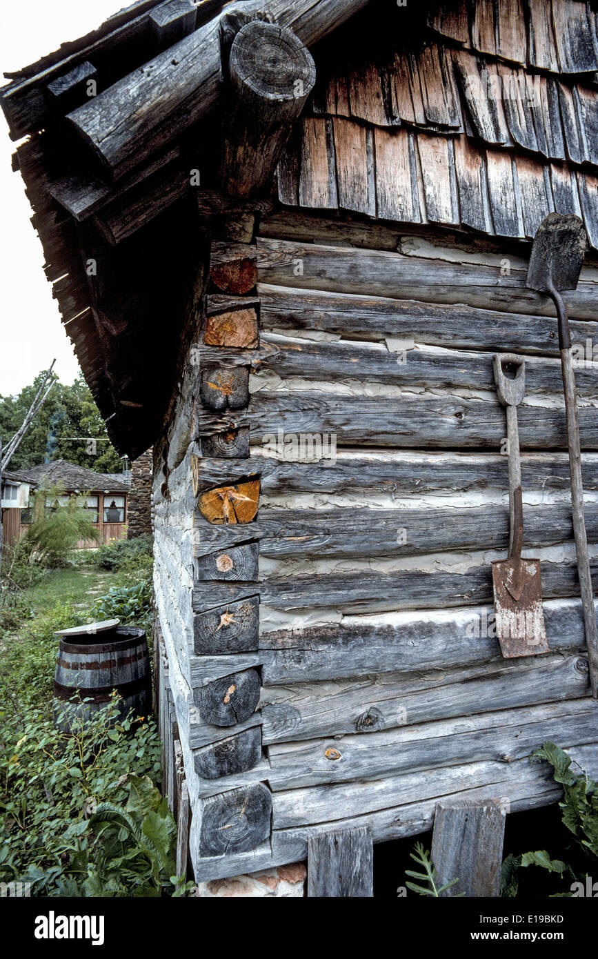 L'angle d'un pioneer log cabin révèle des encoches de verrouillage de la charpente en bois, un début de méthode de construction accueil vu ici en Arkansas, USA. Banque D'Images