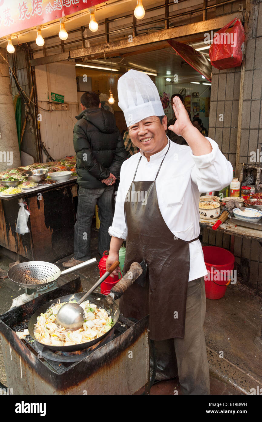 La préparation des aliments Chef de la rue dans la vieille ville, Shanghai, Chine Banque D'Images