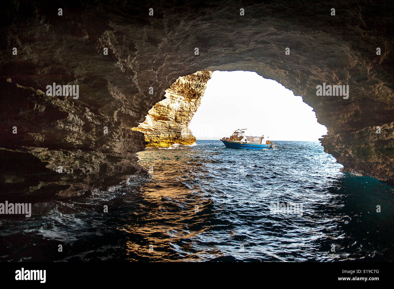 Europe, France, Corse-du-Sud (2A), Bonifacio. Entrée d'une grotte marine Banque D'Images