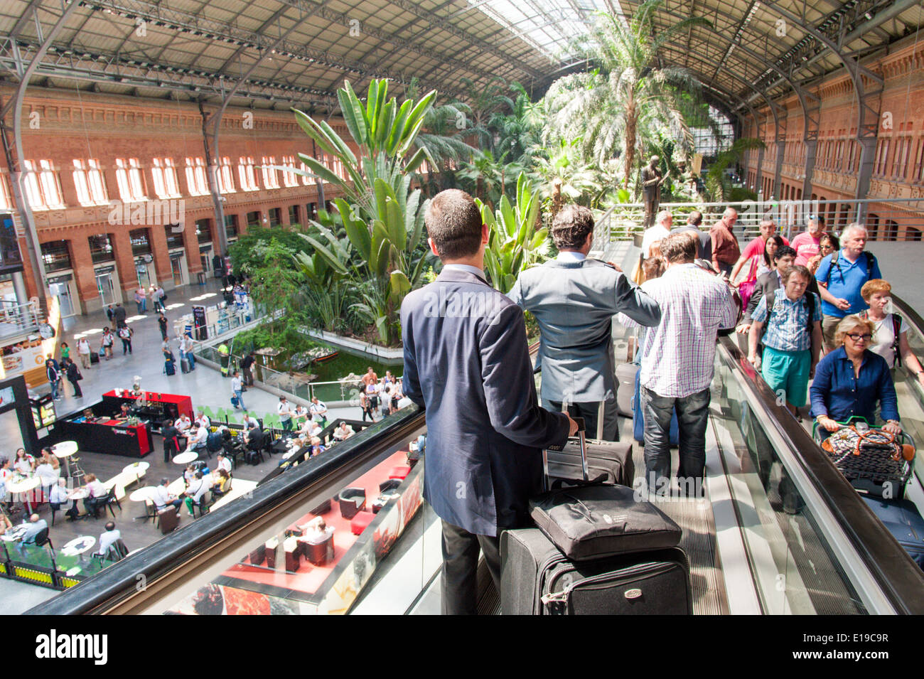 Les voyageurs à la gare d'Atocha, Madrid, Espagne Banque D'Images