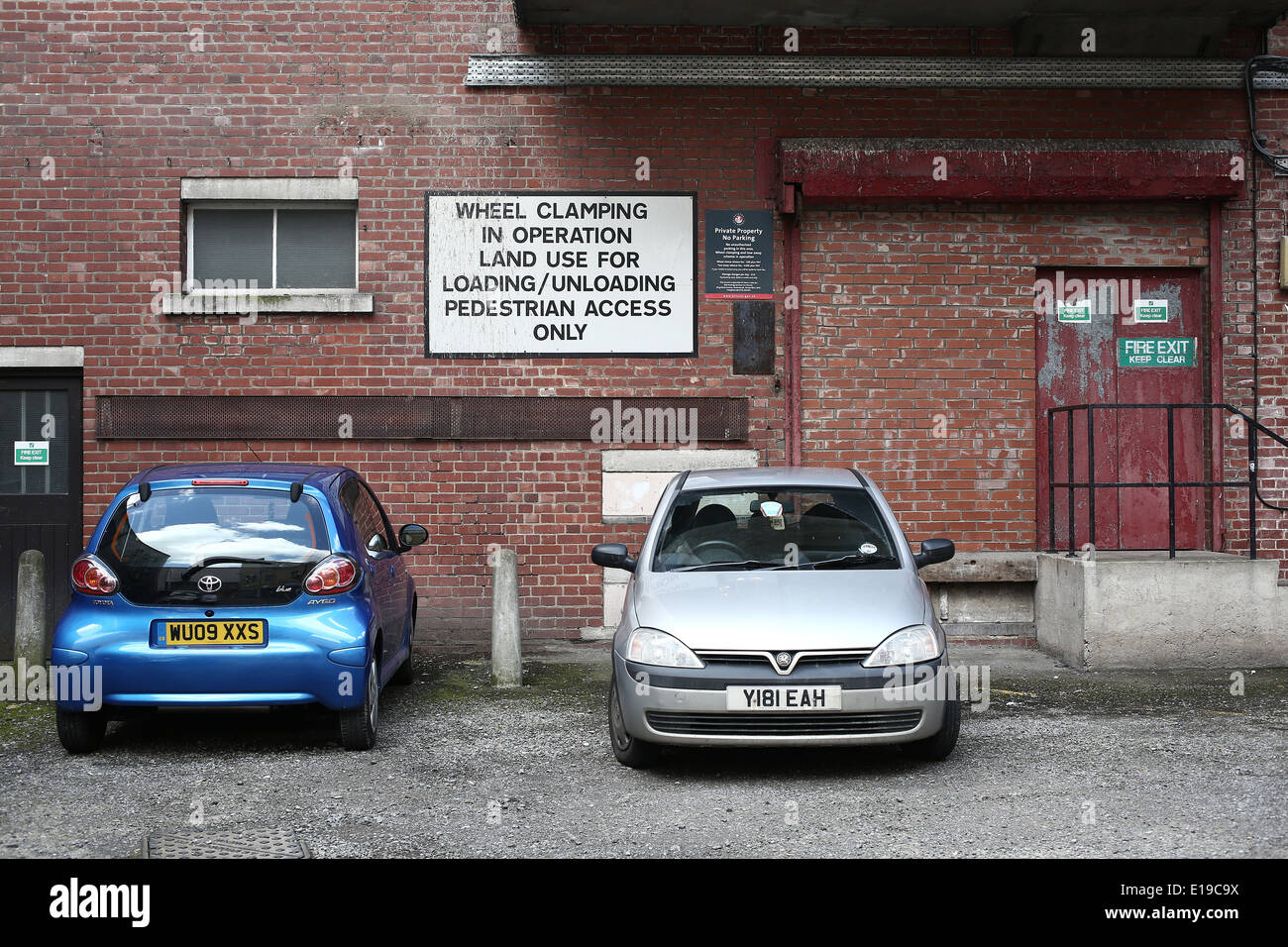 Voitures garées dans la cour de service à l'arrière d'un centre commercial et de la vente au détail en Bristol Broadmead même avec serrage, 25 mai 2014 Banque D'Images