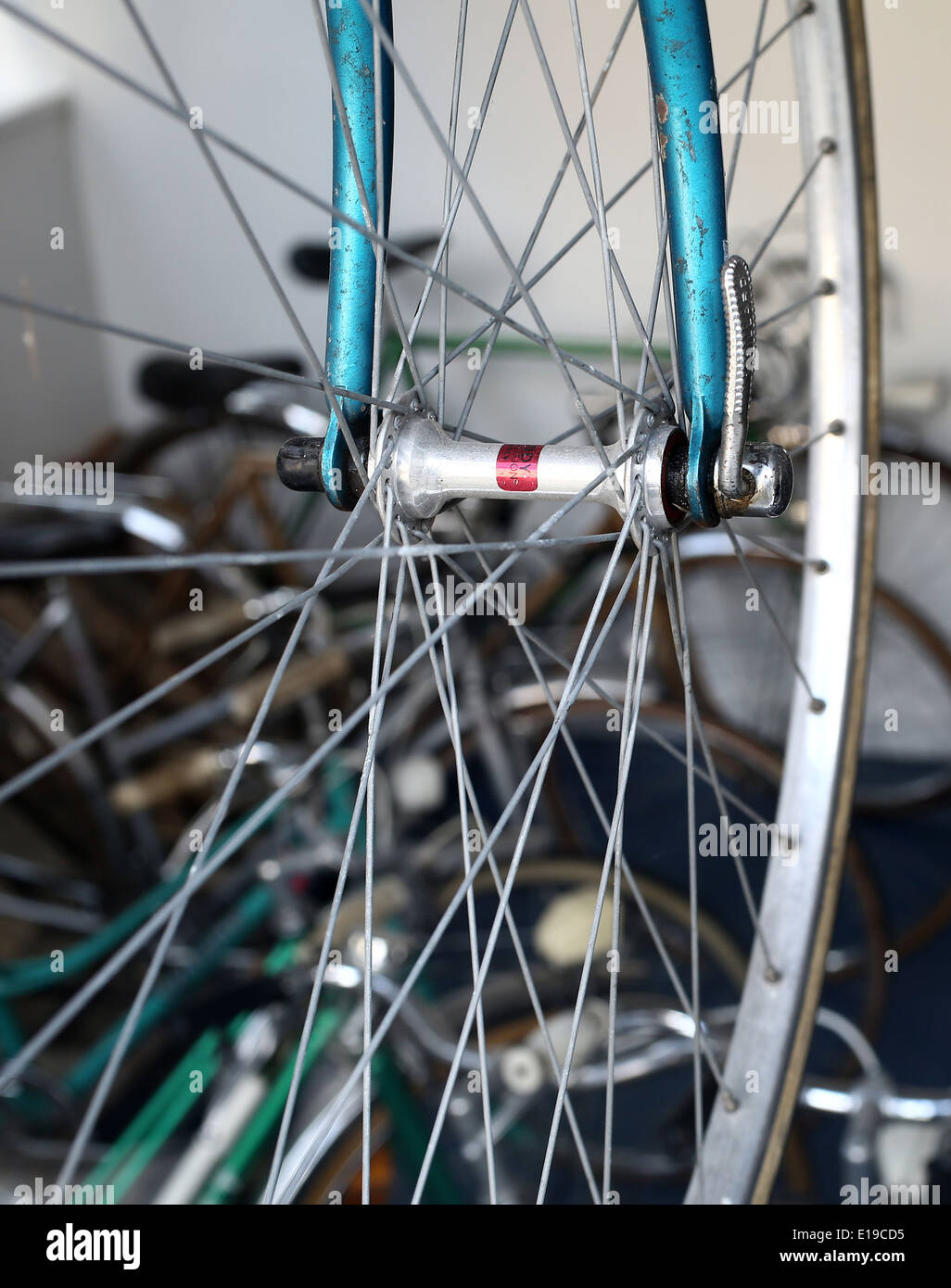 Old style roue de bicyclette dans la fenêtre d'un magasin qui vend des vieux vélos remis à Bristol, le 25 mai 2014 Banque D'Images