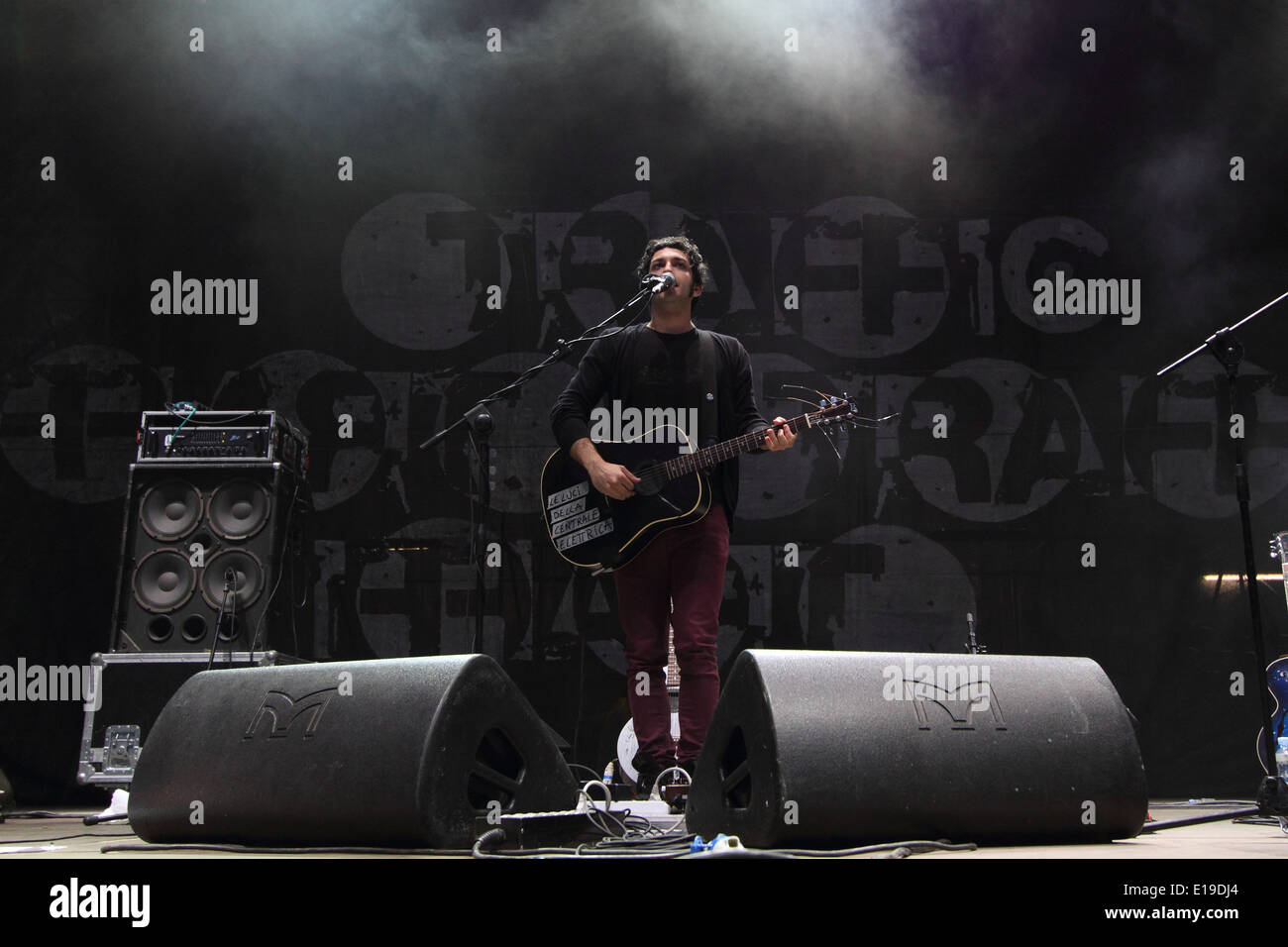 Chanteur et compositeur italien Vasco Brondi sur scène pendant un concert en 2011. Banque D'Images