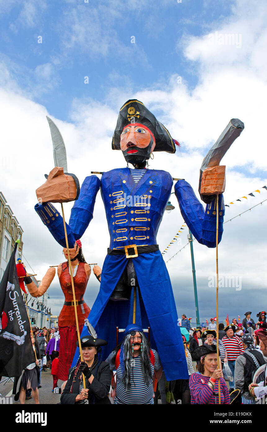 Une marionnette géante en cours le long de la promenade de Penzance, Cornwall, UK, durant les pirates jour festival Banque D'Images