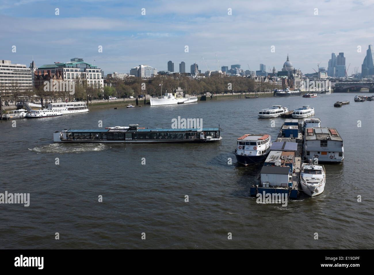 Bateau Restaurant touristique tournant autour sur la Tamise avec ville en arrière-plan Banque D'Images