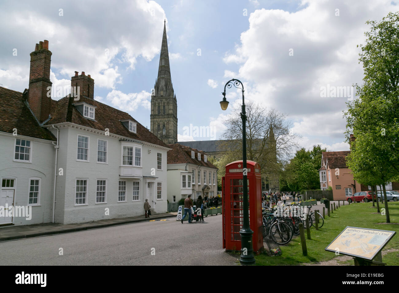 Fermer la cathédrale menant à la cathédrale de Salisbury, Wiltshire. UK. Banque D'Images