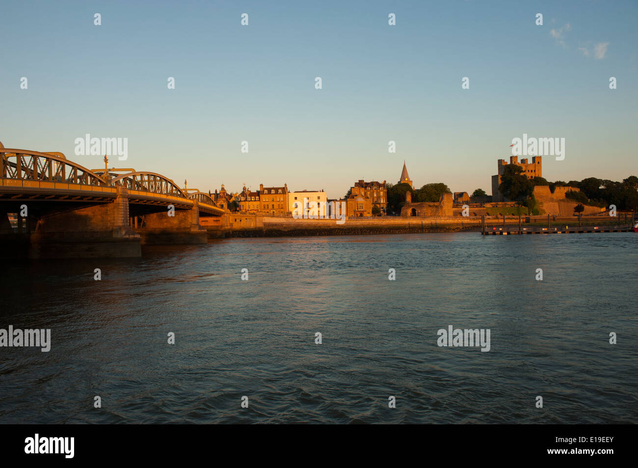 Rochester de partout dans la rivière Medway au coucher du soleil. Banque D'Images