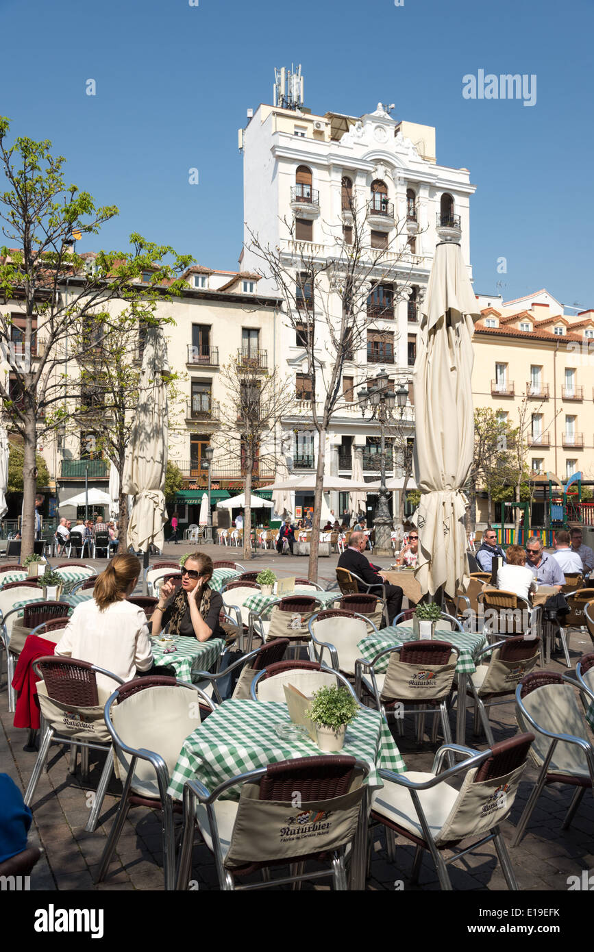Restaurant en plein air tables à la Plaza Santa Ana, Barrio de las Letras,  Madrid, Espagne Photo Stock - Alamy