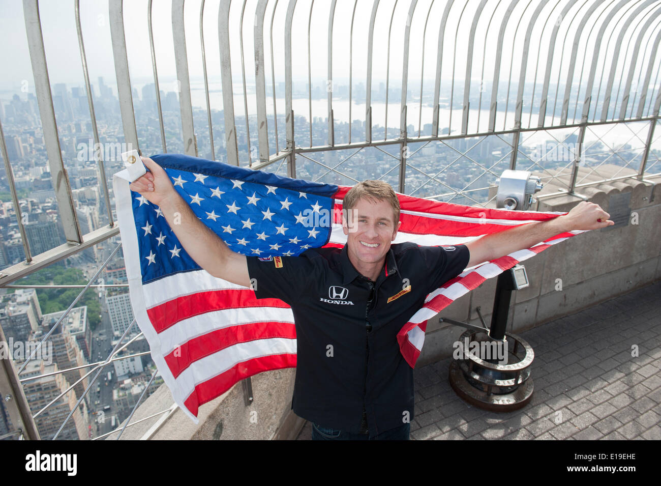 Manhattan, New York, USA. 27 mai, 2014. 2014 Indianapolis 500 gagnant Ryan HUNTER REAY-tours l'Empire State Building, l'Observatoire du 86e étage Le mardi 27 mai 2014. Credit : Bryan Smith/ZUMAPRESS.com/Alamy Live News Banque D'Images