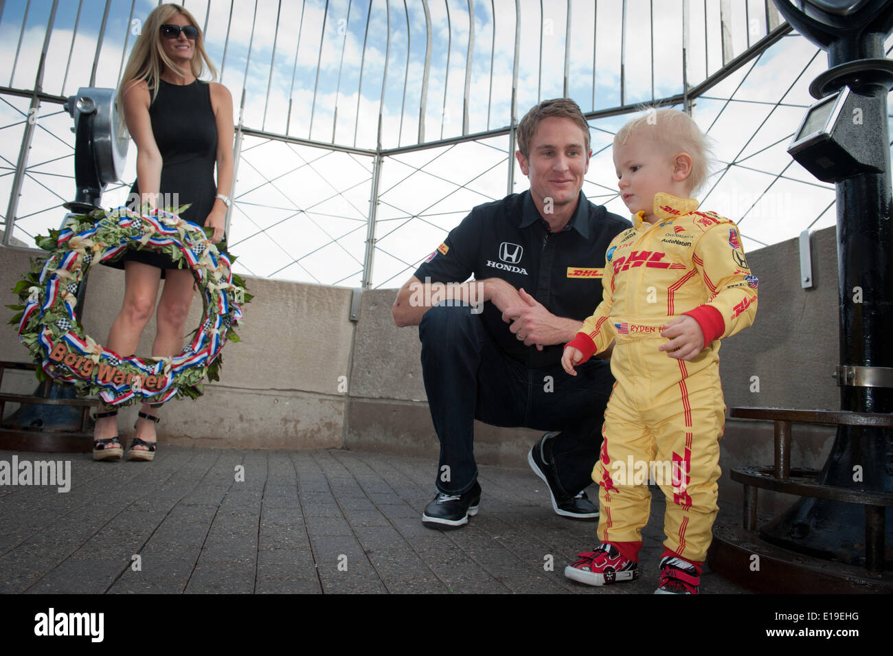 Manhattan, New York, USA. 27 mai, 2014. 2014 Indianapolis 500 gagnant Ryan HUNTER REAY-tours l'Empire State Building, l'Observatoire du 86e étage Le mardi 27 mai 2014. Credit : Bryan Smith/ZUMAPRESS.com/Alamy Live News Banque D'Images