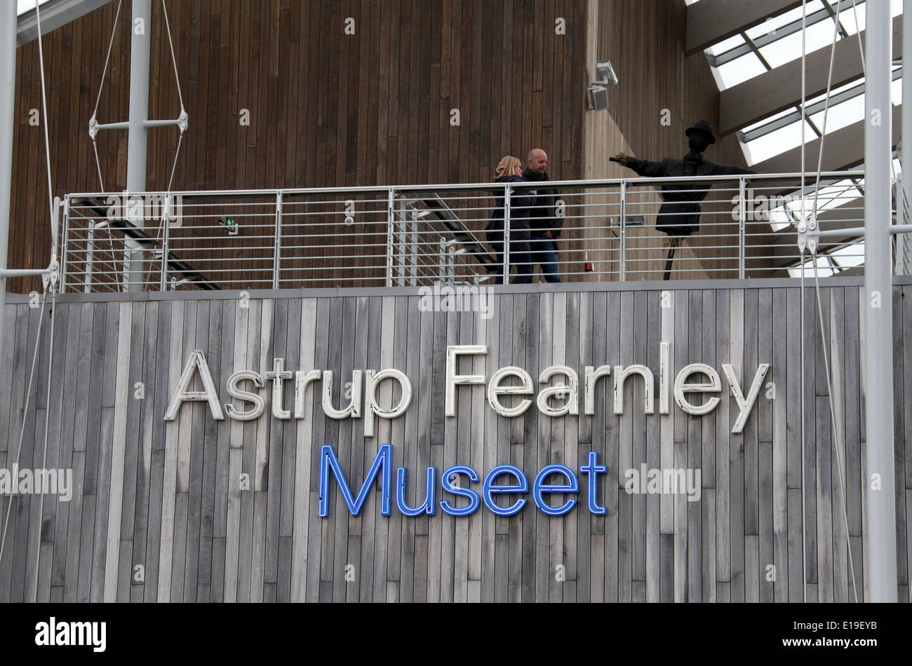 Les visiteurs du nouveau Musée Astrup Fearnley d'Art Moderne à Tjuvholmen à Oslo conçu par Renzo Piano Banque D'Images