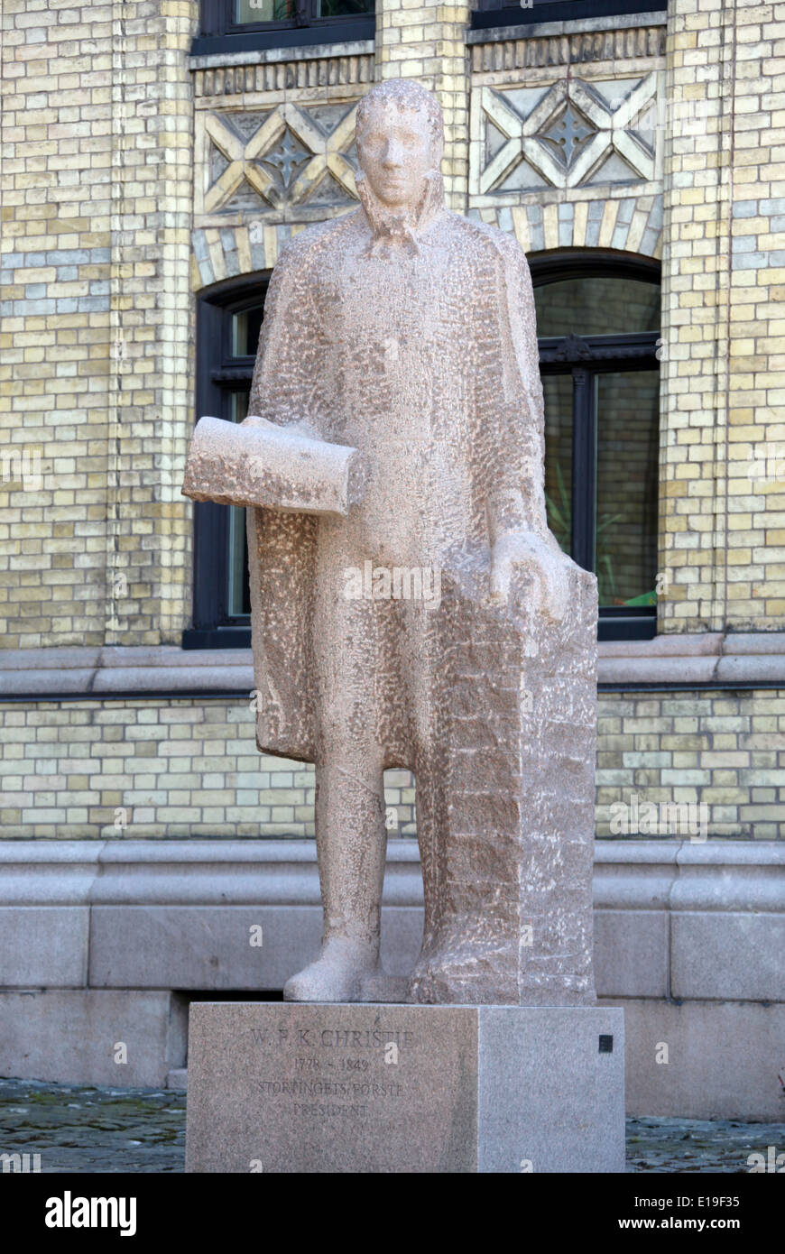 Statue de granit W F K Christie érigé en face de l'édifice du parlement norvégien en 1989 Banque D'Images