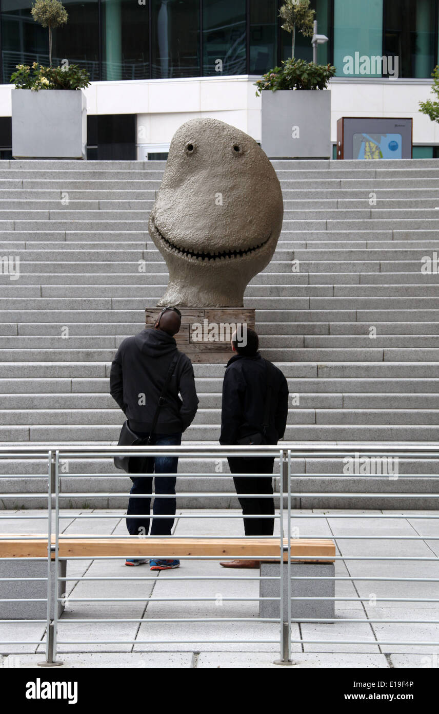 Les visiteurs du nouveau Musée Astrup Fearnley d'Art Moderne à Tjuvholmen à Oslo conçu par Renzo Piano Banque D'Images