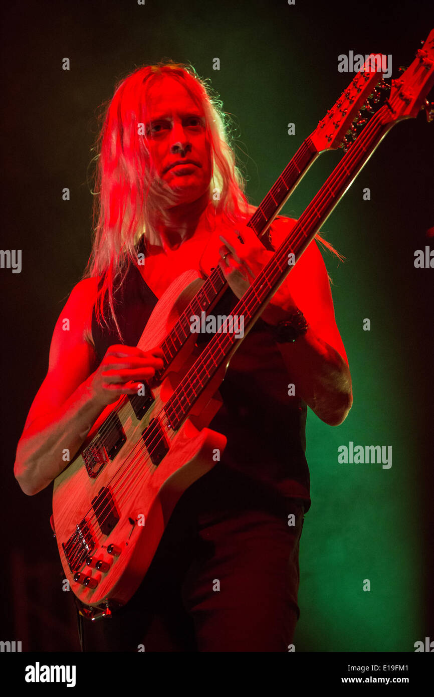 Milan Italie. 26 mai 2014. Ex guitariste Steve Hackett de Genesis se produit sur scène au théâtre Ciak durant la linéaire4'Genesis Revisited 2014 World Tour' Banque D'Images