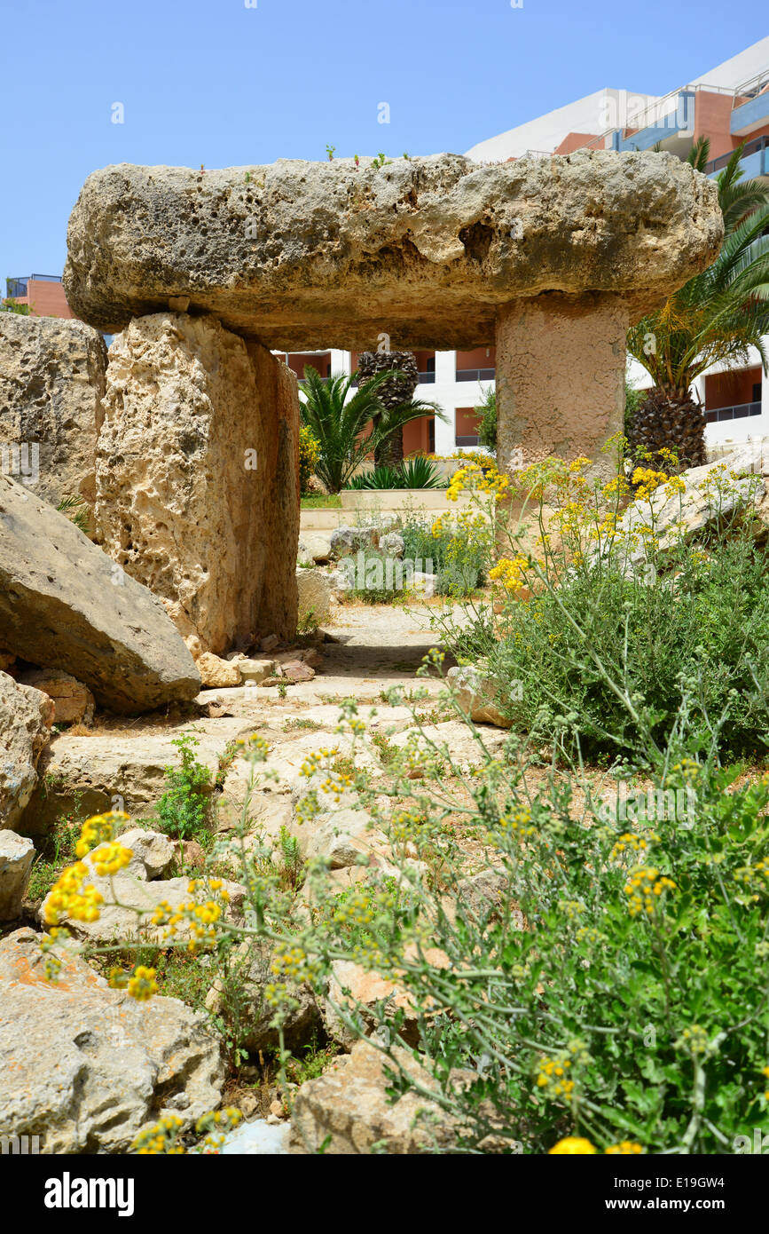 Temple mégalithique reste en jardin, Dolmen Resort Hotel, Saint Paul's Bay (San Pawl il-baħar), District Nord, Malte Banque D'Images