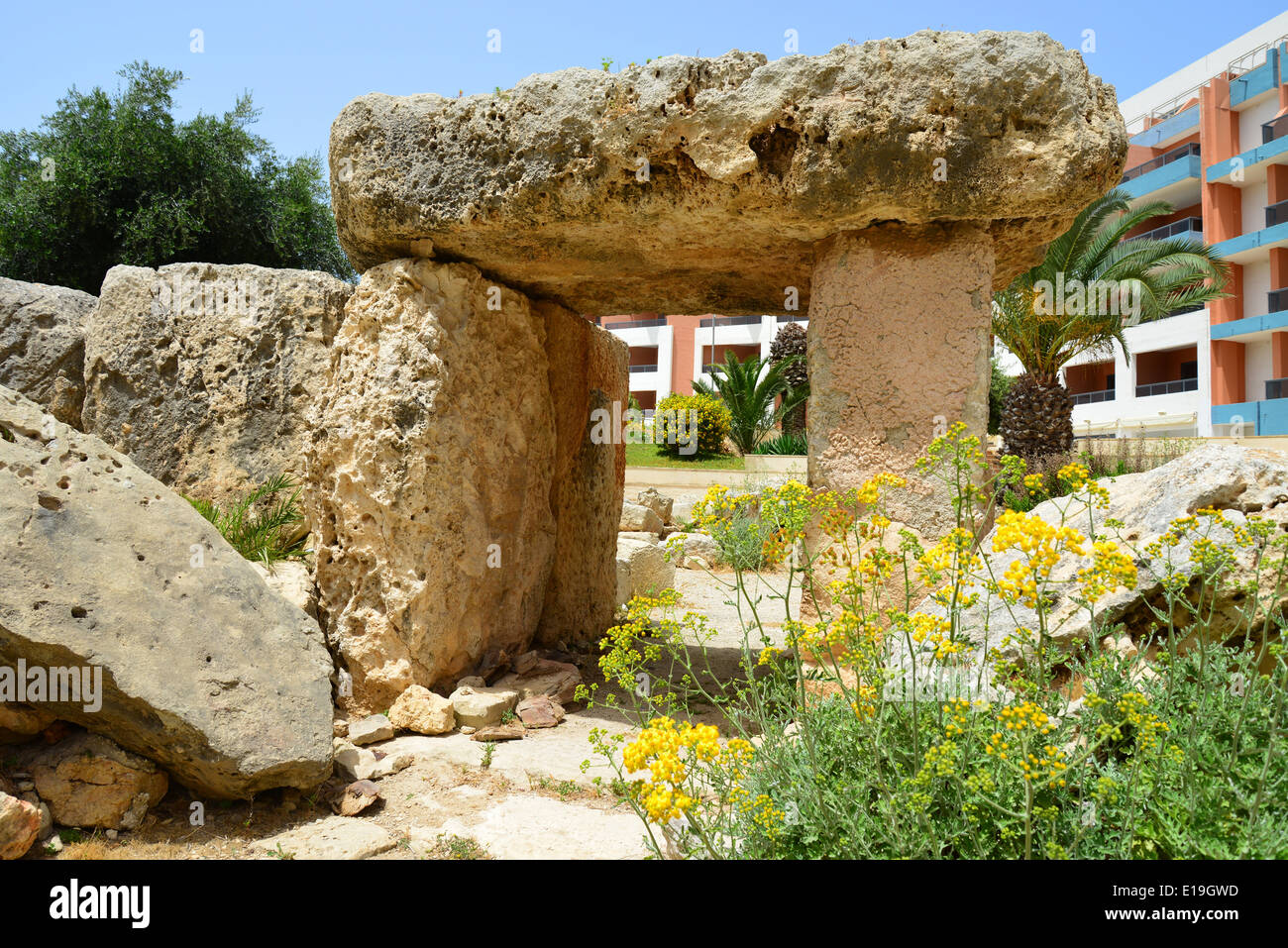Temple mégalithique reste en jardin, Dolmen Resort Hotel, Saint Paul's Bay (San Pawl il-baħar), District Nord, Malte Banque D'Images