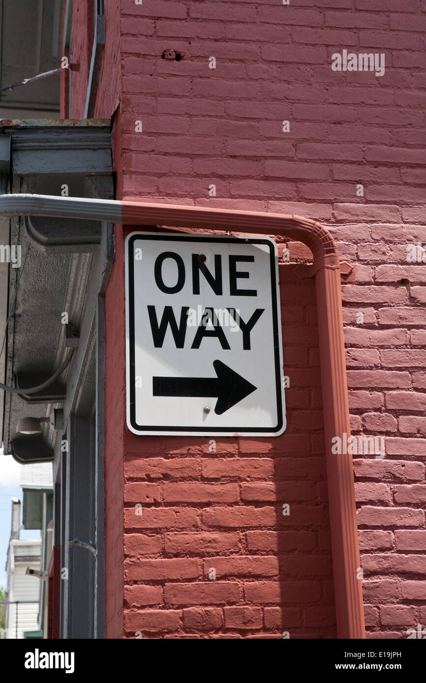 One way sign sur mur du magasin. Banque D'Images
