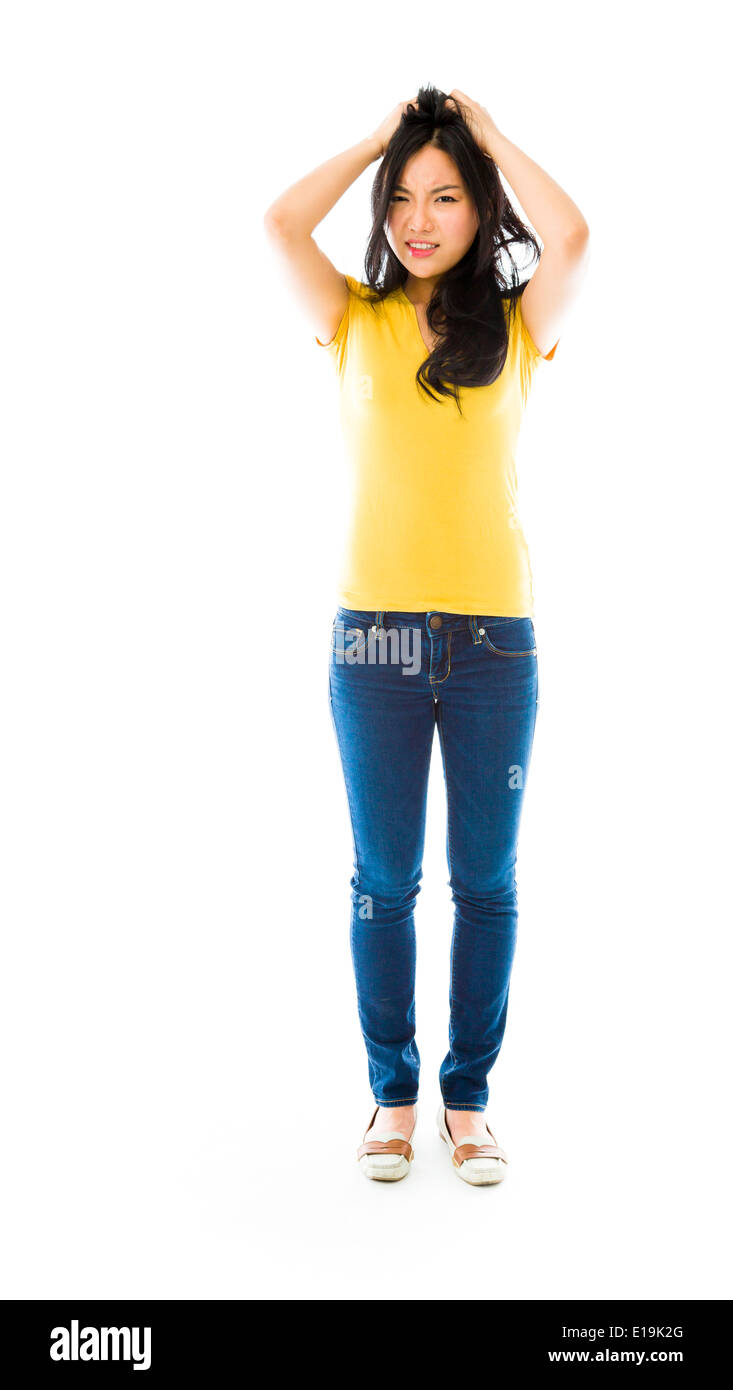 Young Asian woman tirant ses cheveux et hurler de frustration Banque D'Images
