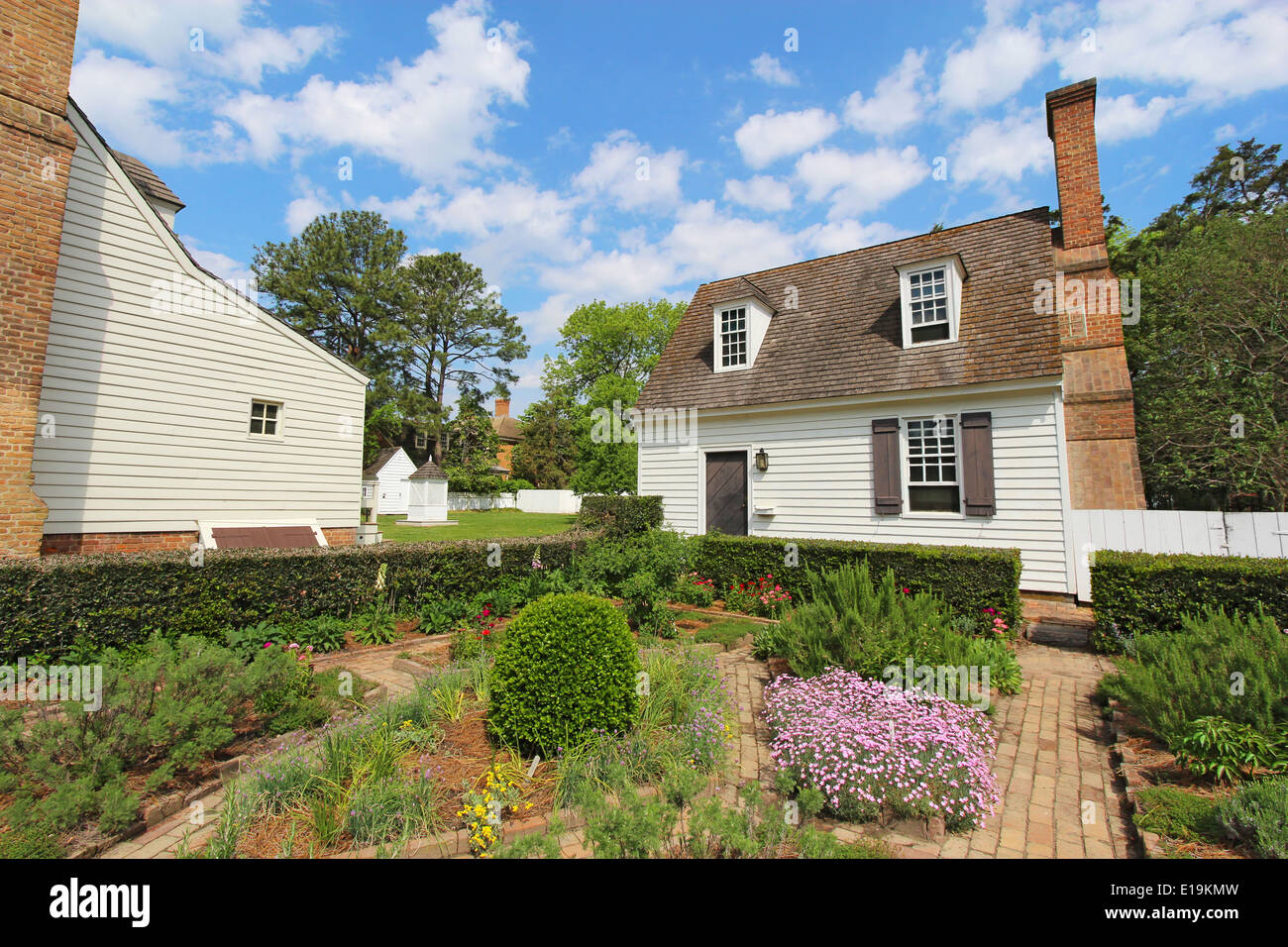 Maison restaurée et jardin sur Duc de Gloucester Street dans le centre de Colonial Williamsburg, Virginie Banque D'Images