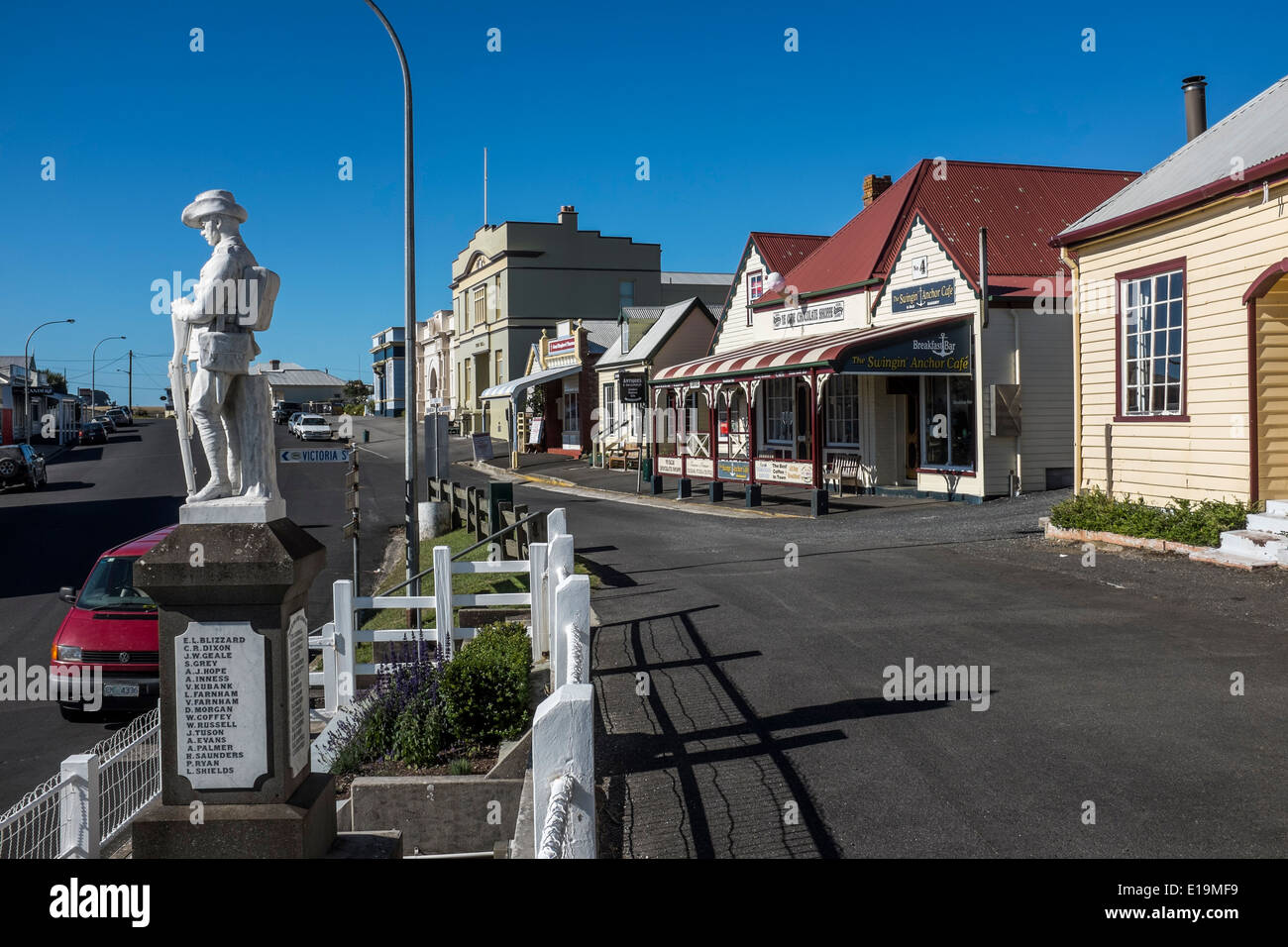 Rue principale de la ville de Stanley en Tasmanie avec ANZAC memorial Banque D'Images