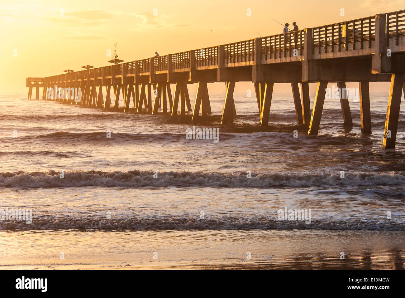 Lever du soleil à Jacksonville Beach Pier dans le nord-est de la Floride, USA. Banque D'Images