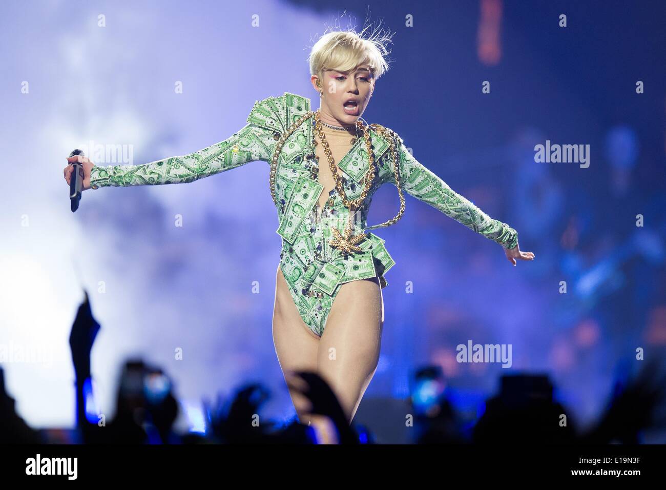 Cologne, Allemagne. 26 mai, 2014. Le chanteur Miley Cyrus joue sur la scène à la salle de concert Lanxess-Arena à Cologne, Allemagne, 26 mai 2014. L'événement a marqué le premier des deux concerts en Allemagne sur sa tournée de concerts. Photo : Marius Becker/dpa/Alamy Live News Banque D'Images