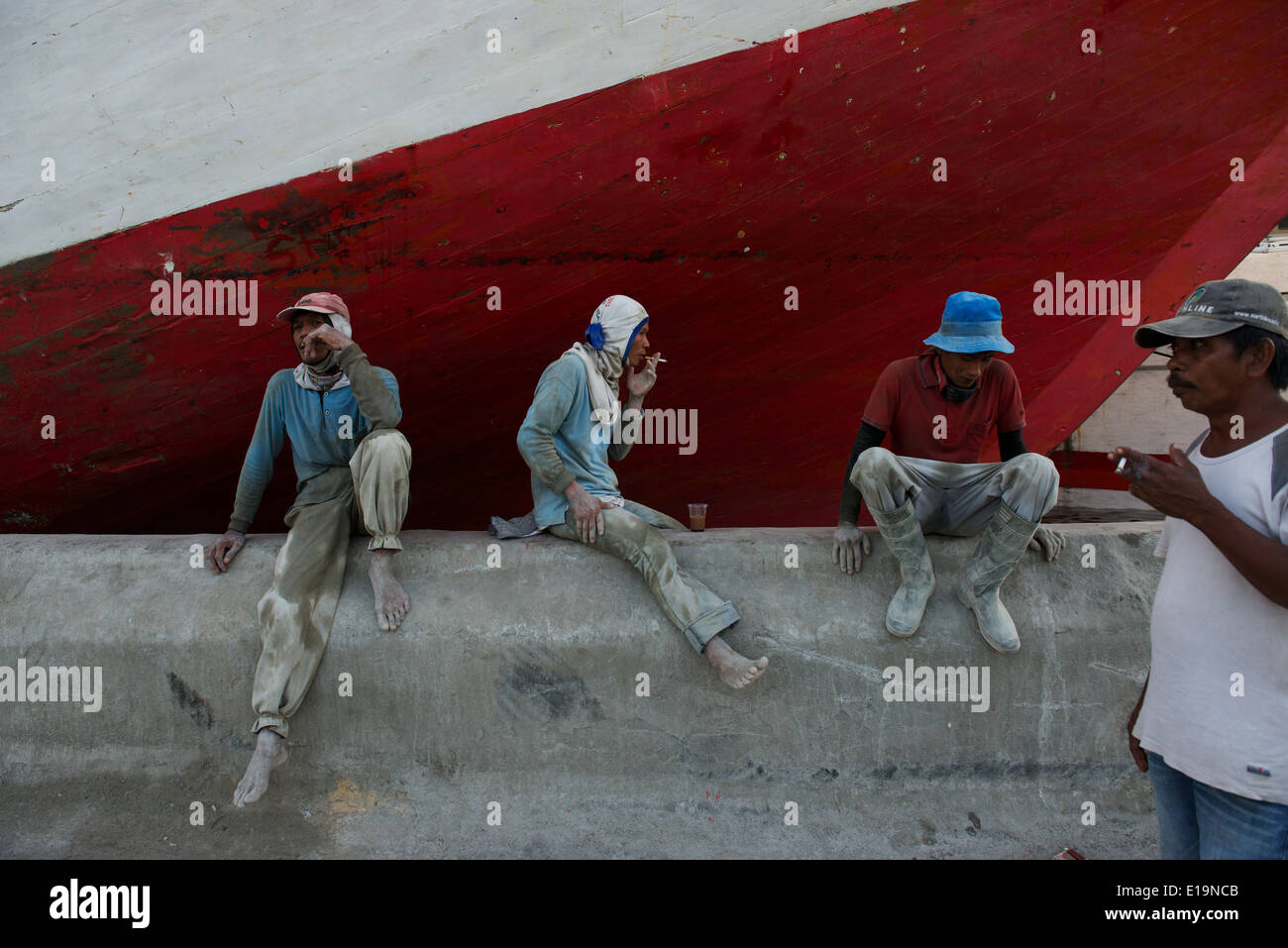 L'animation de Sunda Kelapa, goélette en bois port de Jakarta. Banque D'Images