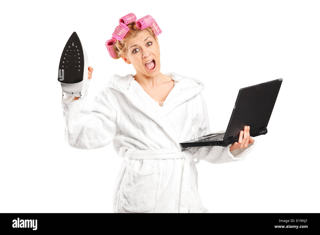 Furieux femme tenant un fer à repasser et d'un ordinateur portable Banque D'Images