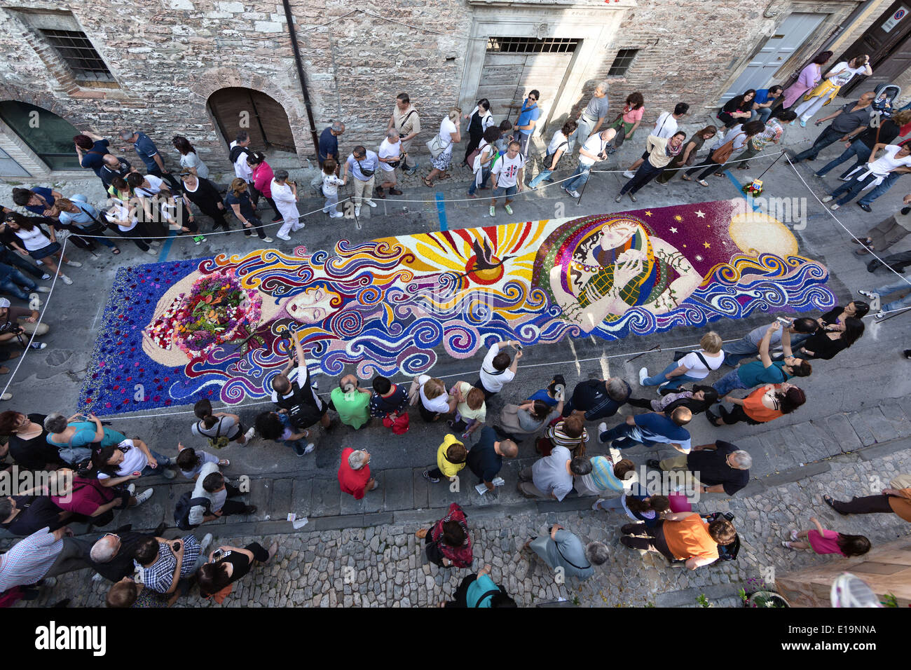 Infiorata événement qui est tenue à l'occasion de Corpus Christi à Spello, Ombrie, Italie Banque D'Images