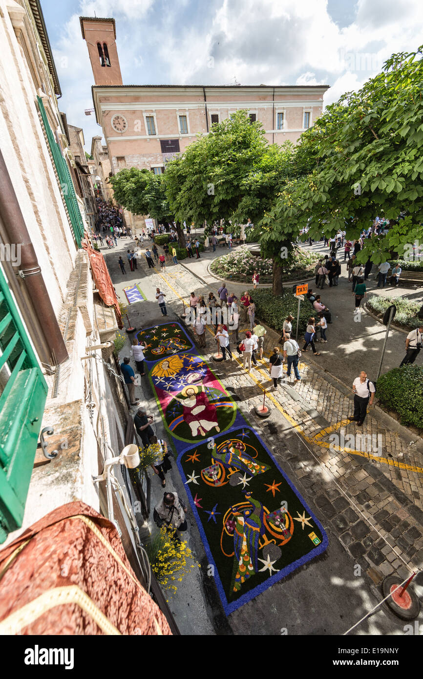 Infiorata événement qui est tenue à l'occasion de Corpus Christi à Spello, Ombrie, Italie Banque D'Images