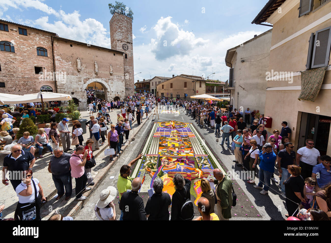 Infiorata événement qui est tenue à l'occasion de Corpus Christi à Spello, Ombrie, Italie Banque D'Images