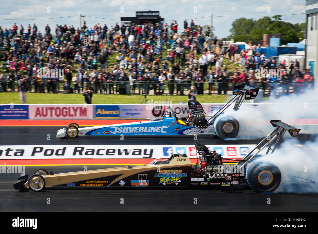 Top Methanol dragsters à Santa Pod. Timo Habermann cà Dave Wilson côté éloigné. Banque D'Images